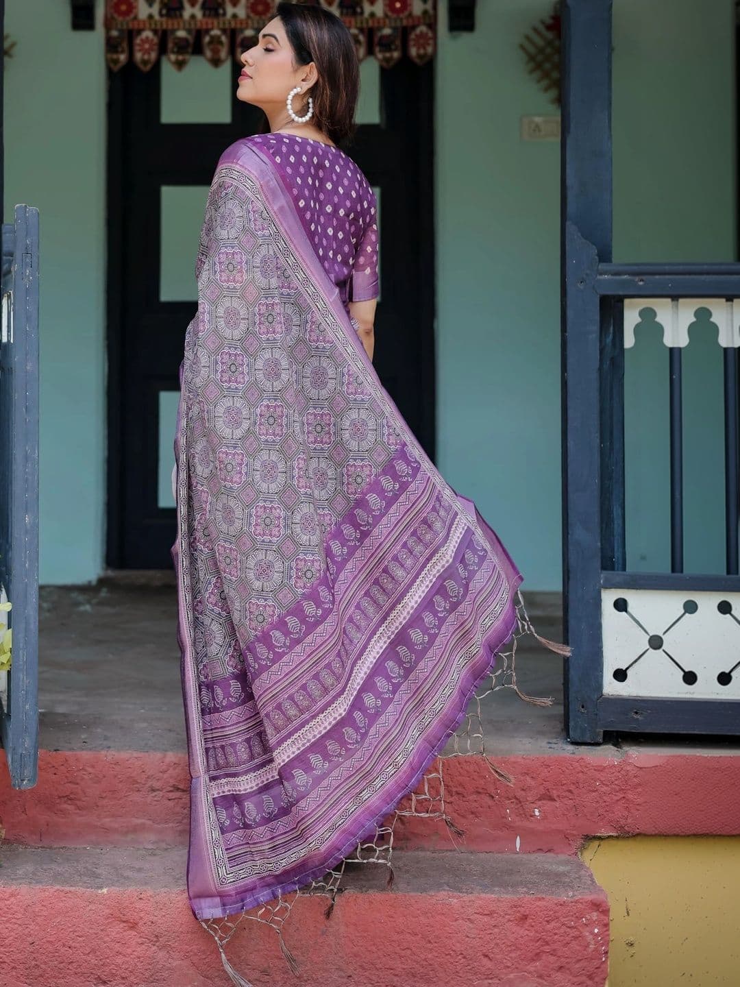 HOUSE OF PRANSHI Batik Linen Blend Jamdani Saree thumbnail 5