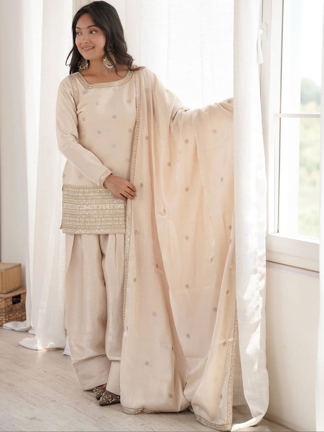 VASTRABELLA Women Ethnic Motifs Embroidered Regular Thread Work Kurta with Patiala & With Dupatta thumbnail 2