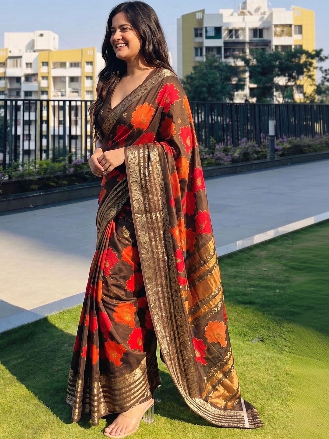 Owee Floral Zari Silk Blend Designer Saree thumbnail 5