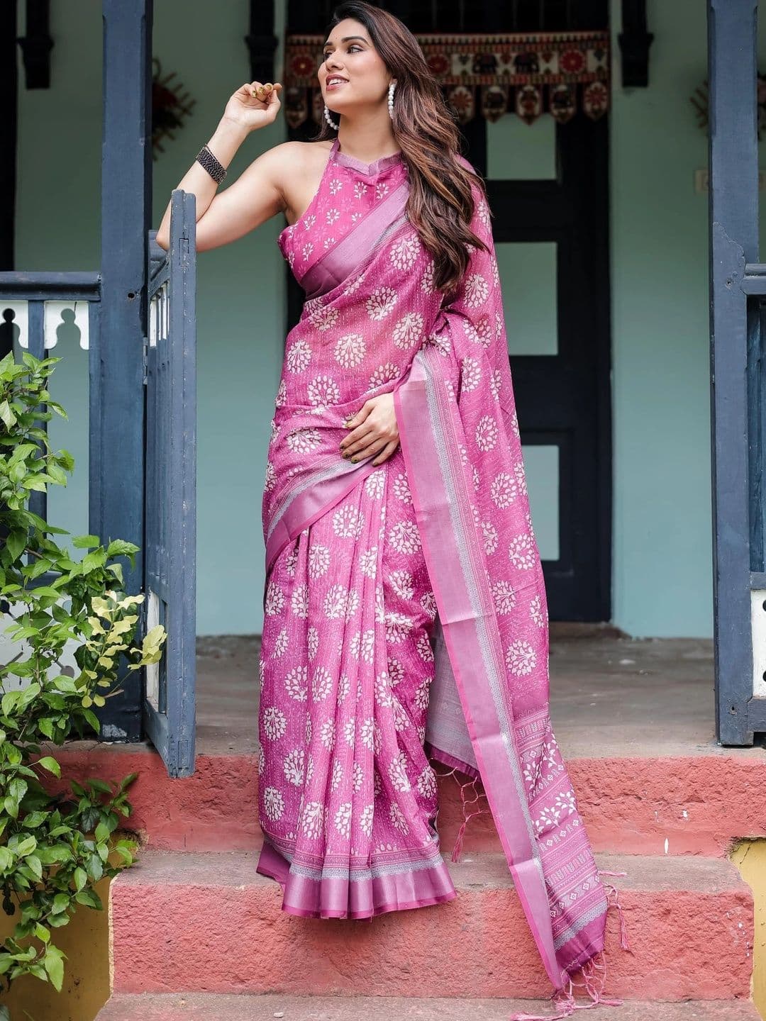 HOUSE OF PRANSHI Floral Linen Blend Jamdani Saree - view 1