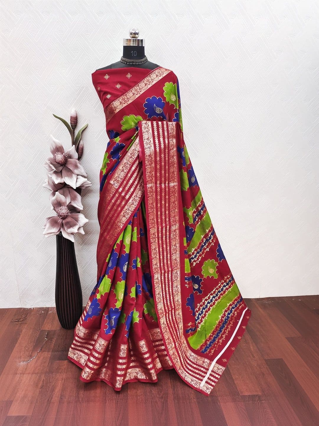 Owee Floral Zari Silk Blend Designer Saree thumbnail 4