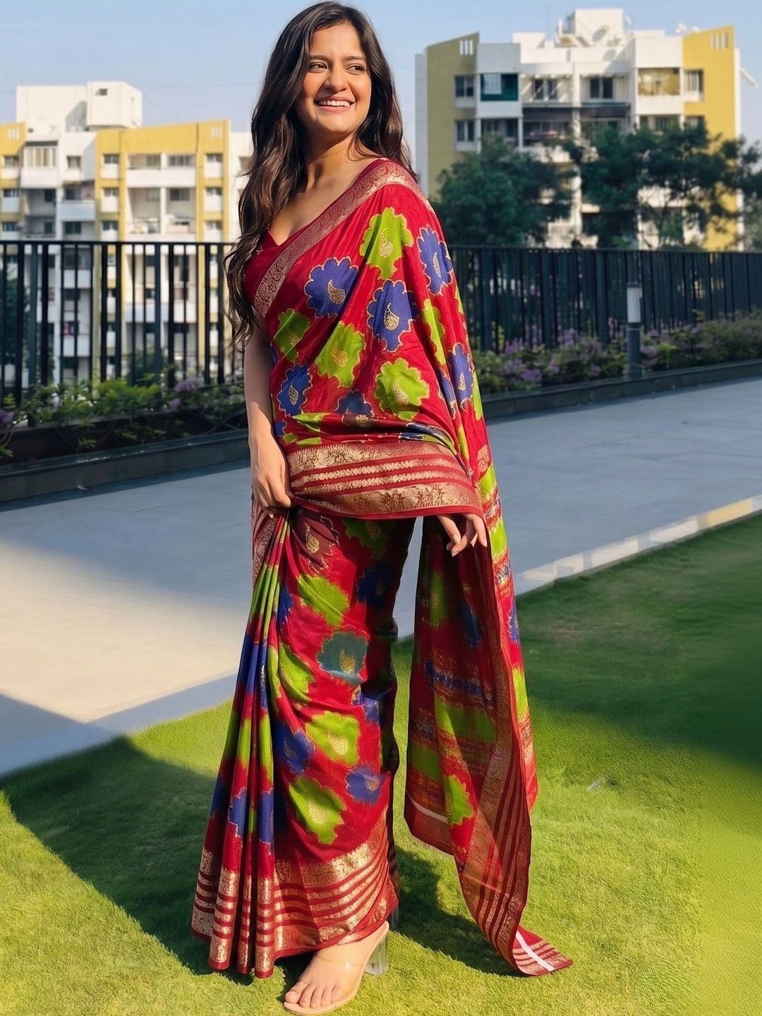 Owee Floral Zari Silk Blend Designer Saree thumbnail 2