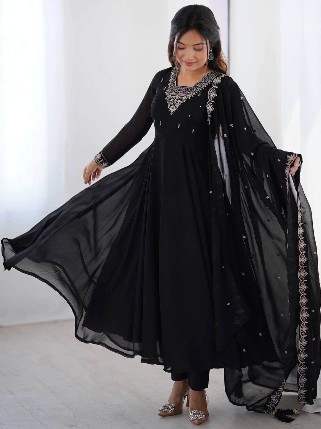 VASTRABELLA Women Ethnic Motifs Embroidered Regular Thread Work Kurta with Trousers & With Dupatta thumbnail 4