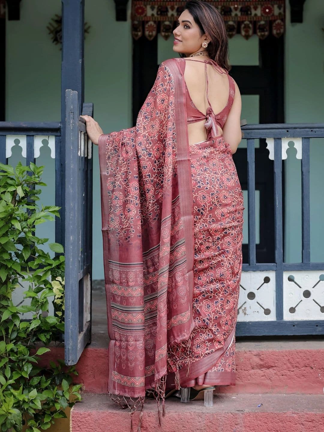 HOUSE OF PRANSHI Floral Linen Blend Jamdani Saree thumbnail 5