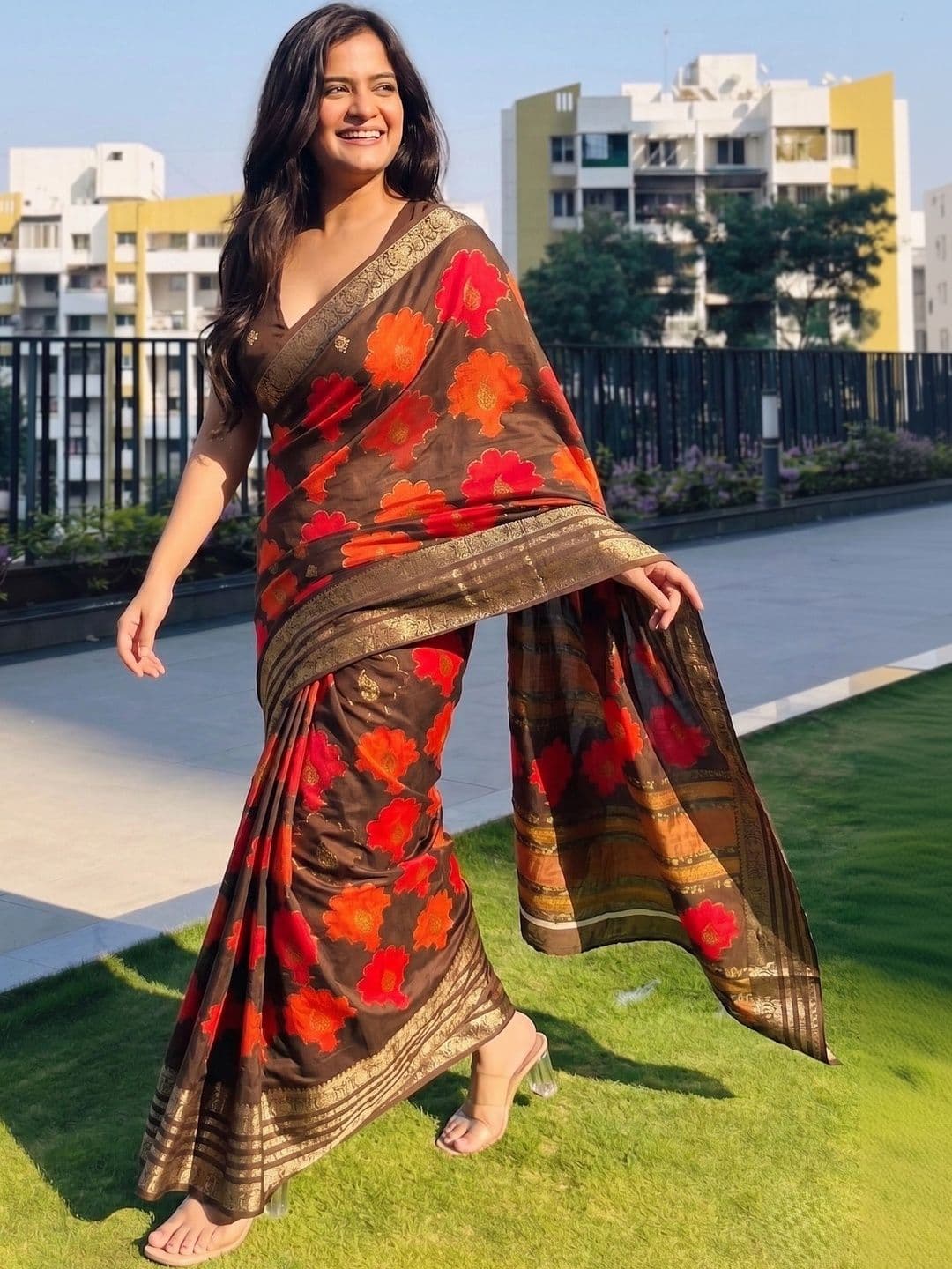 Owee Floral Zari Silk Blend Designer Saree - view 1