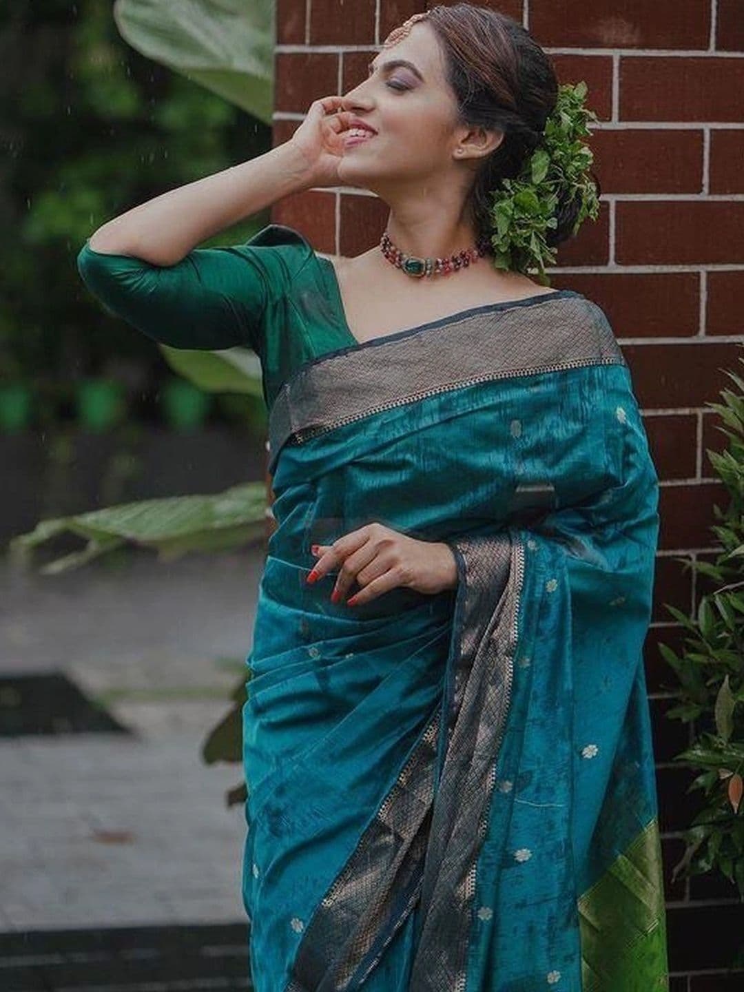HERE&NOW Woven Design Zari Silk Blend Banarasi Saree thumbnail 3