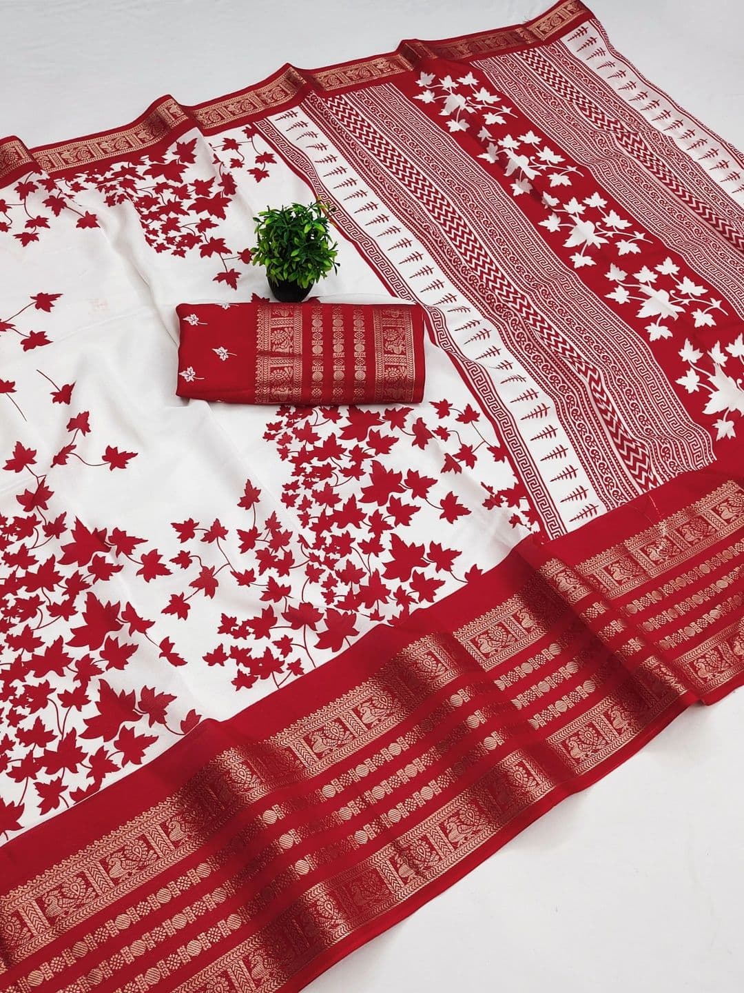 Owee Floral Zari Silk Blend Designer Saree thumbnail 2