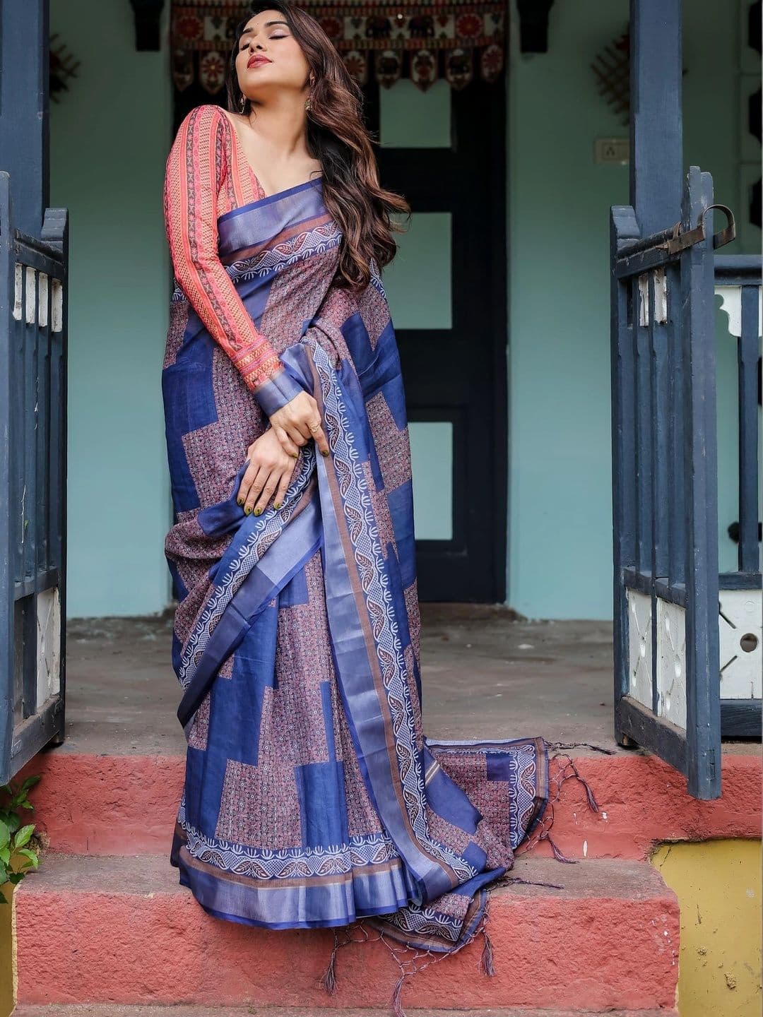 HOUSE OF PRANSHI Floral Linen Blend Jamdani Saree thumbnail 3