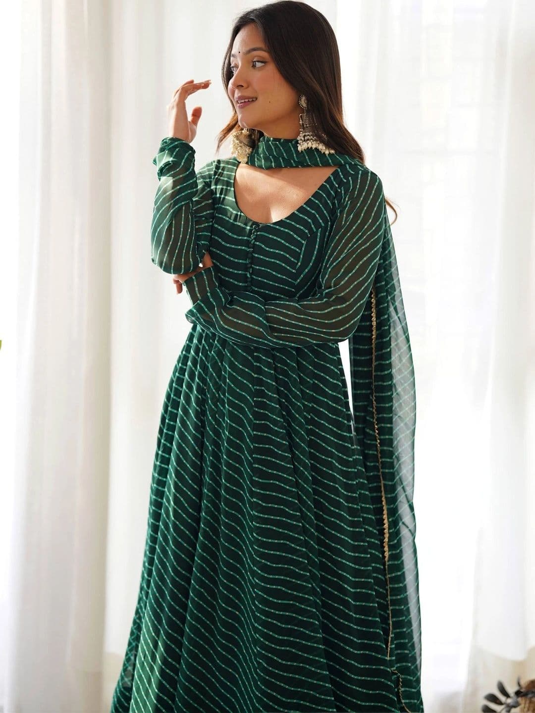 VASTRABELLA Women Leheriya Printed Regular Kurta with Trousers & With Dupatta thumbnail 7