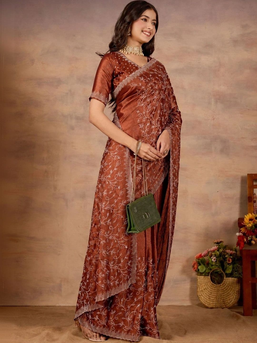 Looootnest Embroidered Pure Georgette Saree thumbnail 2