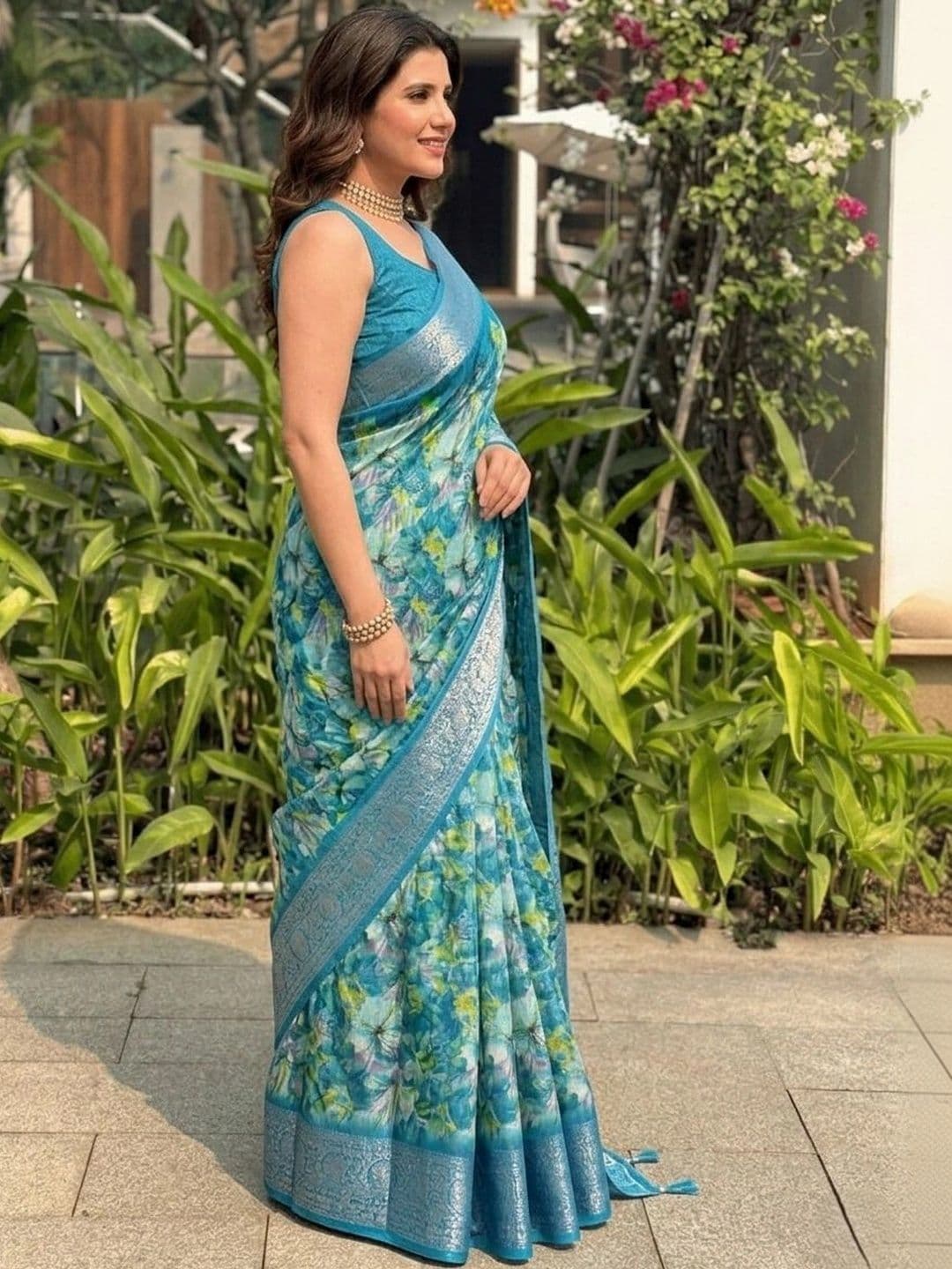 Owee Floral Zari Silk Blend Designer Saree thumbnail 2
