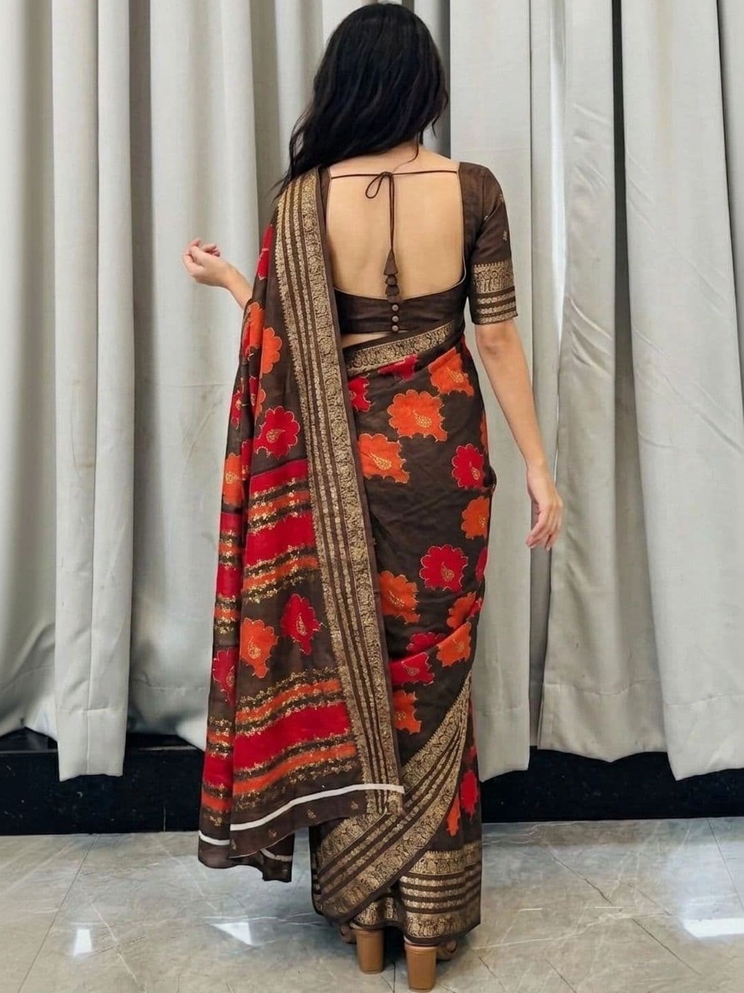 Owee Floral Zari Silk Blend Designer Saree thumbnail 4