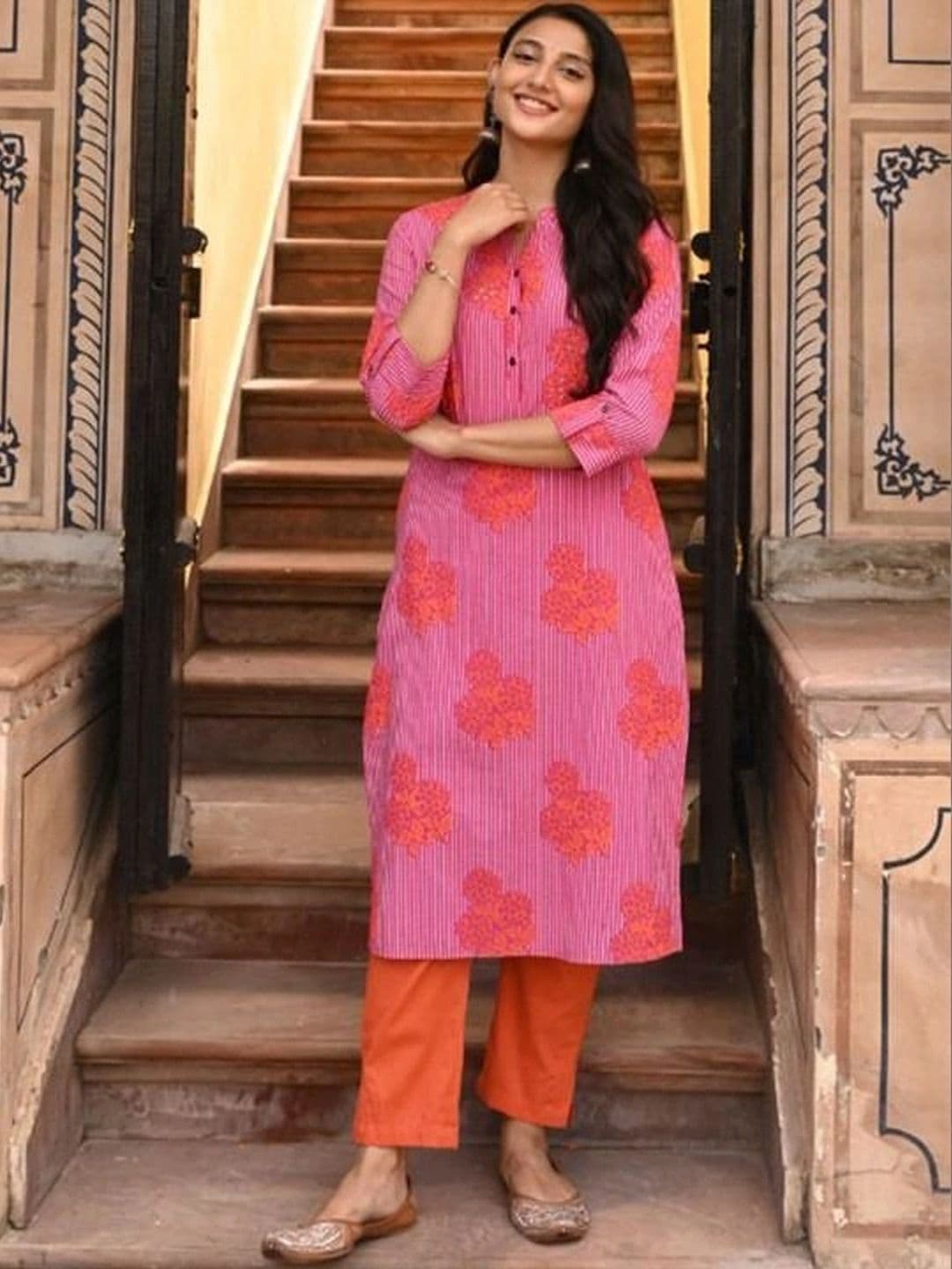 SAVI Women Ethnic Motifs Printed Regular Pure Cotton Kurta with Trousers thumbnail 3