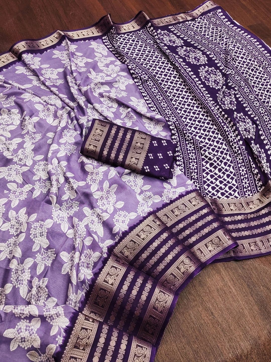 Owee Floral Zari Silk Blend Designer Saree thumbnail 2
