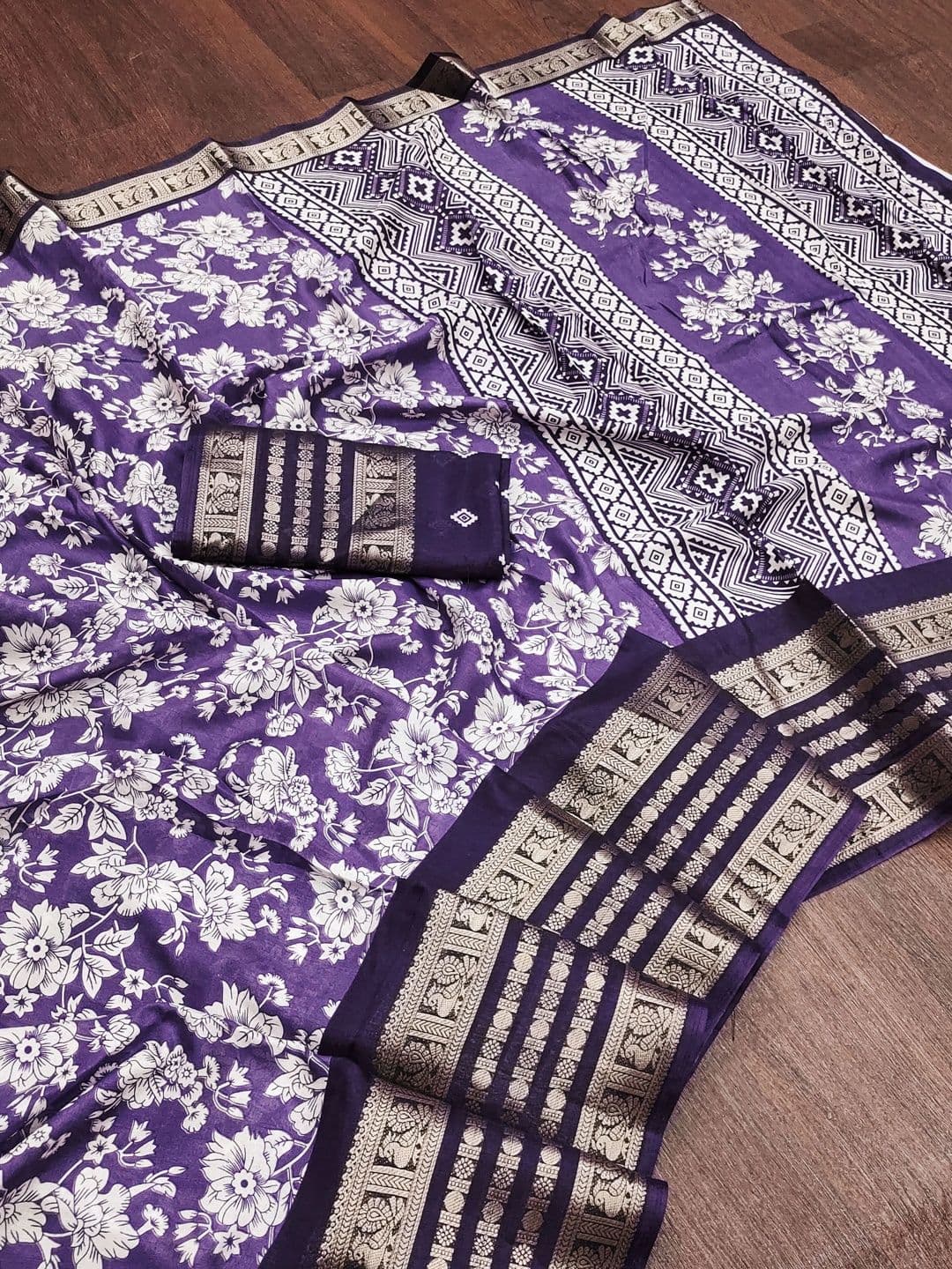 Owee Floral Zari Silk Blend Designer Saree thumbnail 3