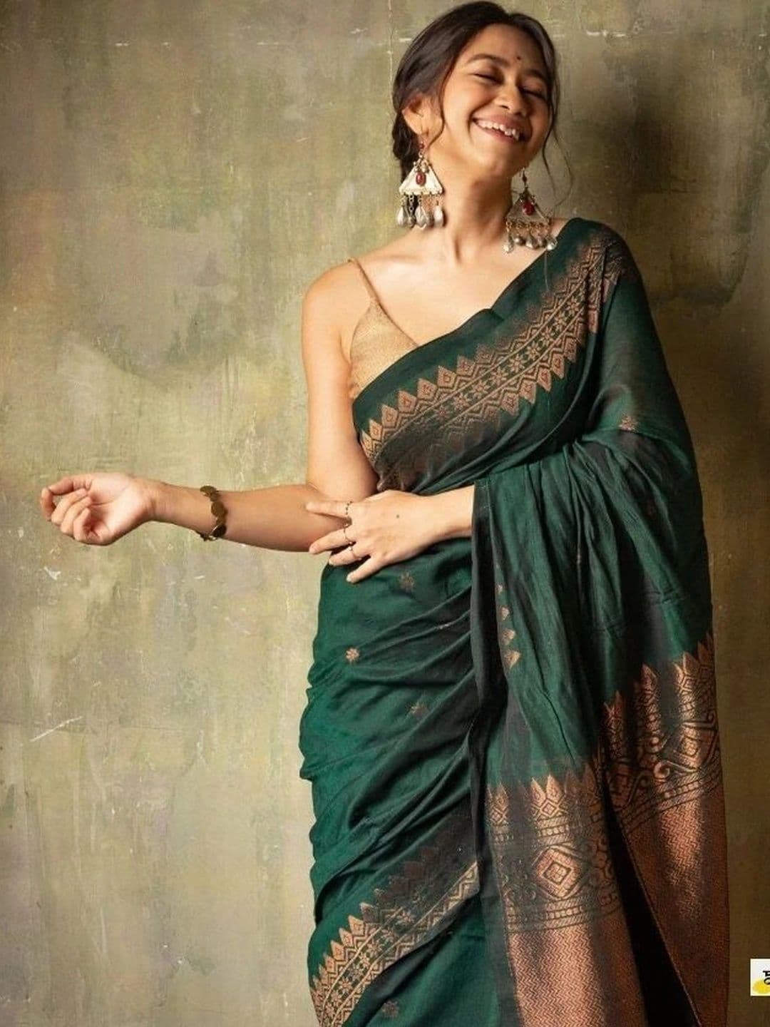 HERE&NOW Woven Design Zari Silk Blend Banarasi Saree thumbnail 5