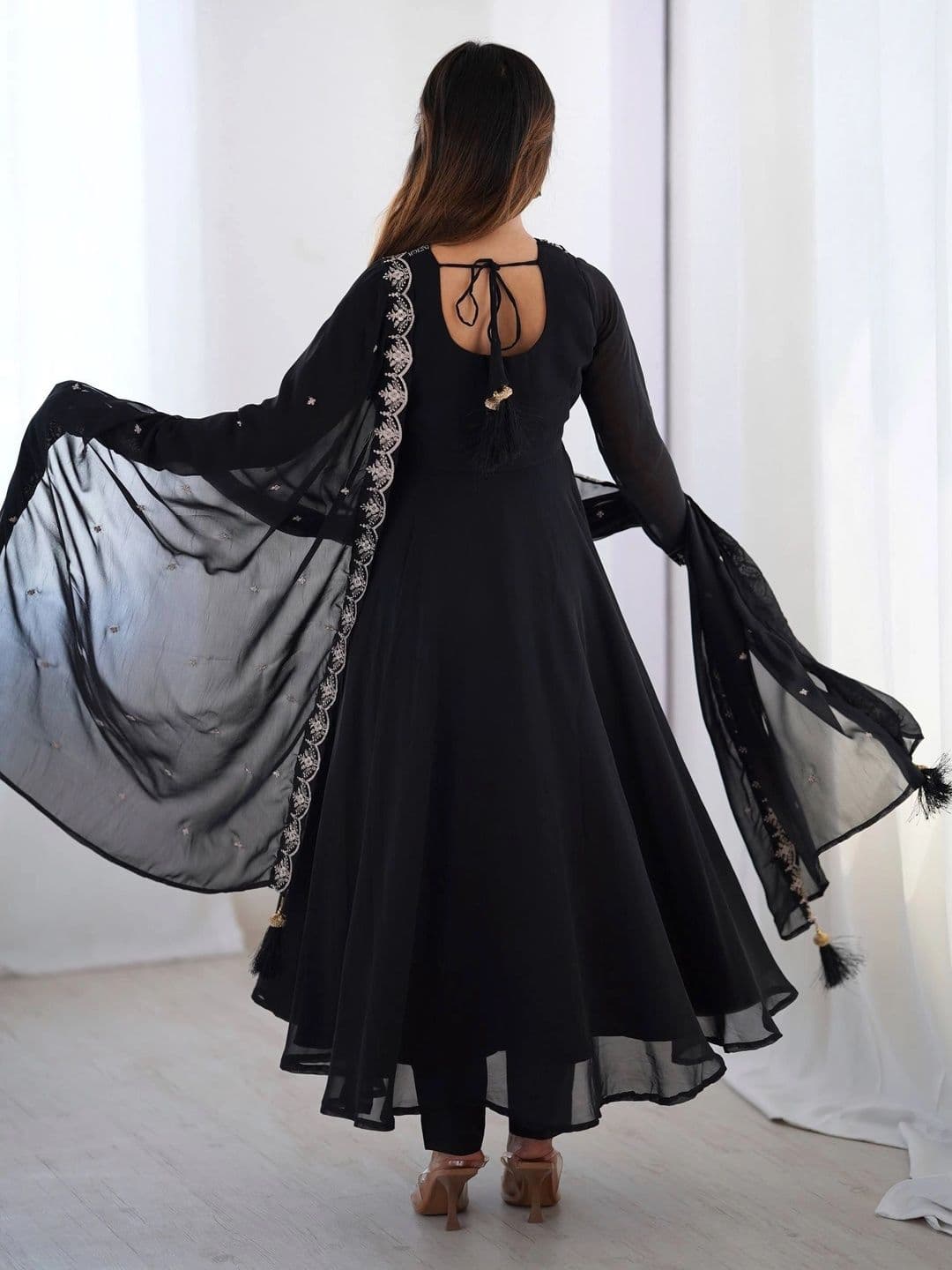 VASTRABELLA Women Ethnic Motifs Embroidered Regular Thread Work Kurta with Trousers & With Dupatta thumbnail 3