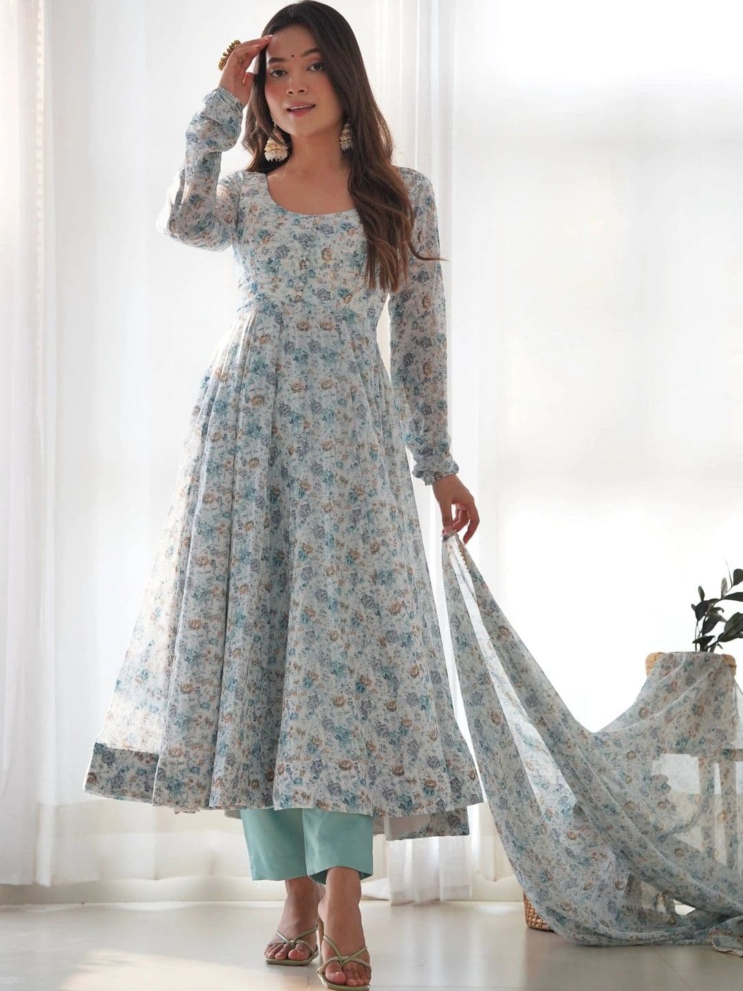 VASTRABELLA Women Floral Printed Regular Kurta with Trousers & With Dupatta thumbnail 7