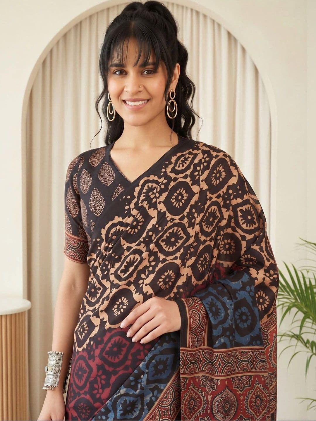 Saree mall Ethnic Motifs Silk Blend Designer Block Print Sarees thumbnail 3