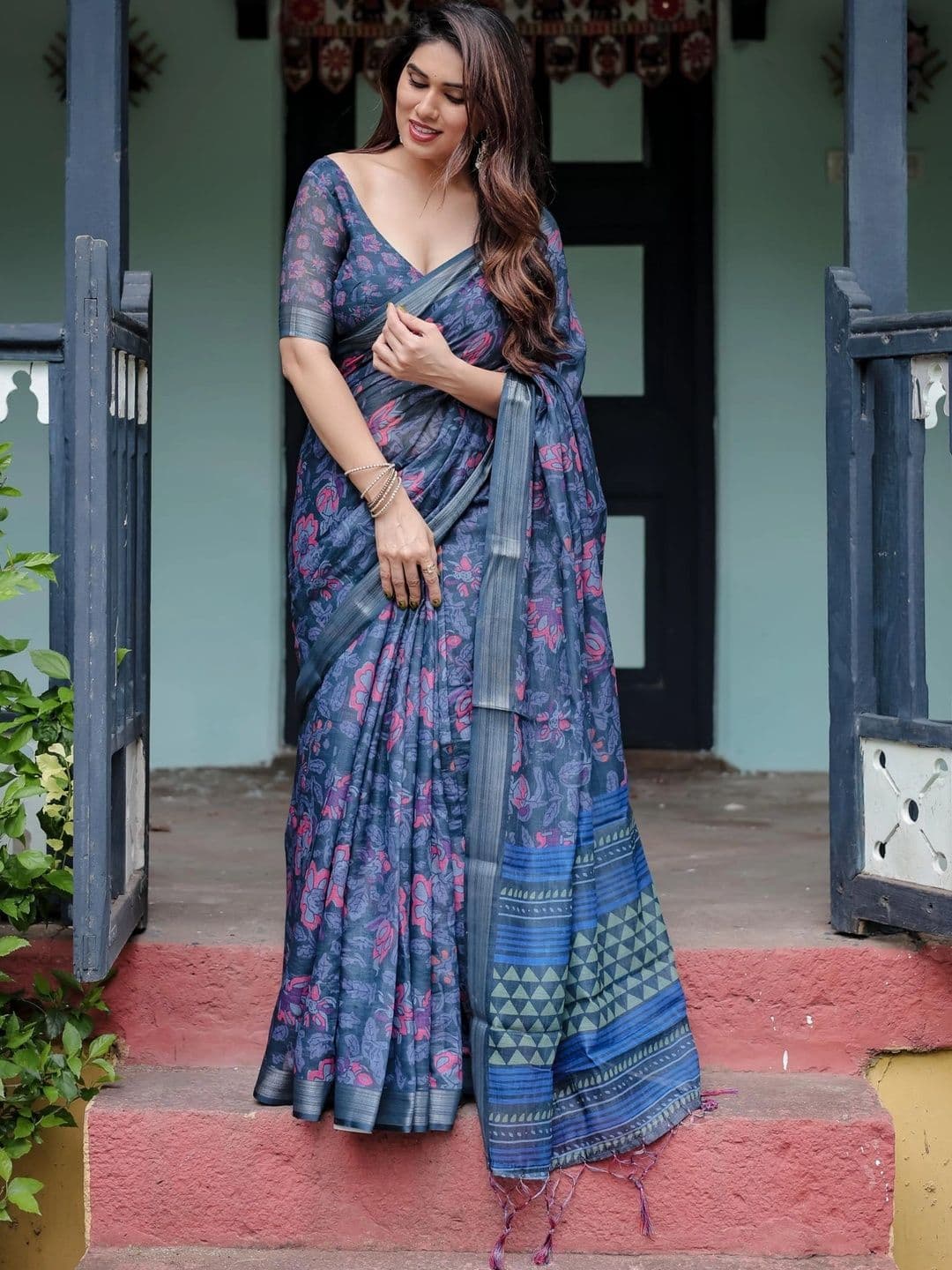 HOUSE OF PRANSHI Floral Linen Blend Jamdani Saree thumbnail 4