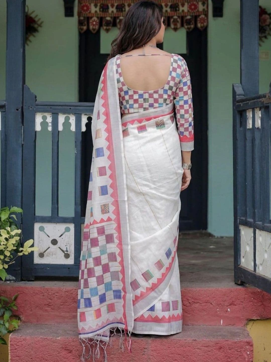 HOUSE OF PRANSHI Floral Linen Blend Jamdani Saree thumbnail 4