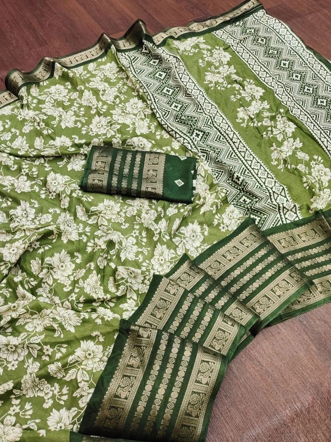 Owee Floral Zari Silk Blend Designer Saree thumbnail 3