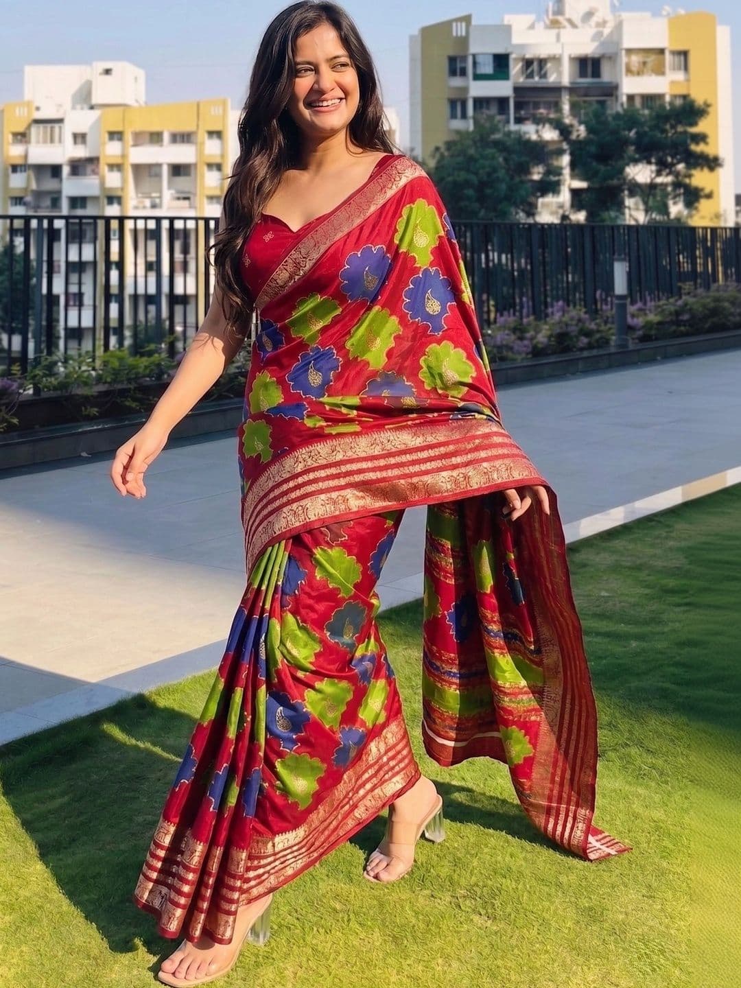 Owee Floral Zari Silk Blend Designer Saree - view 1