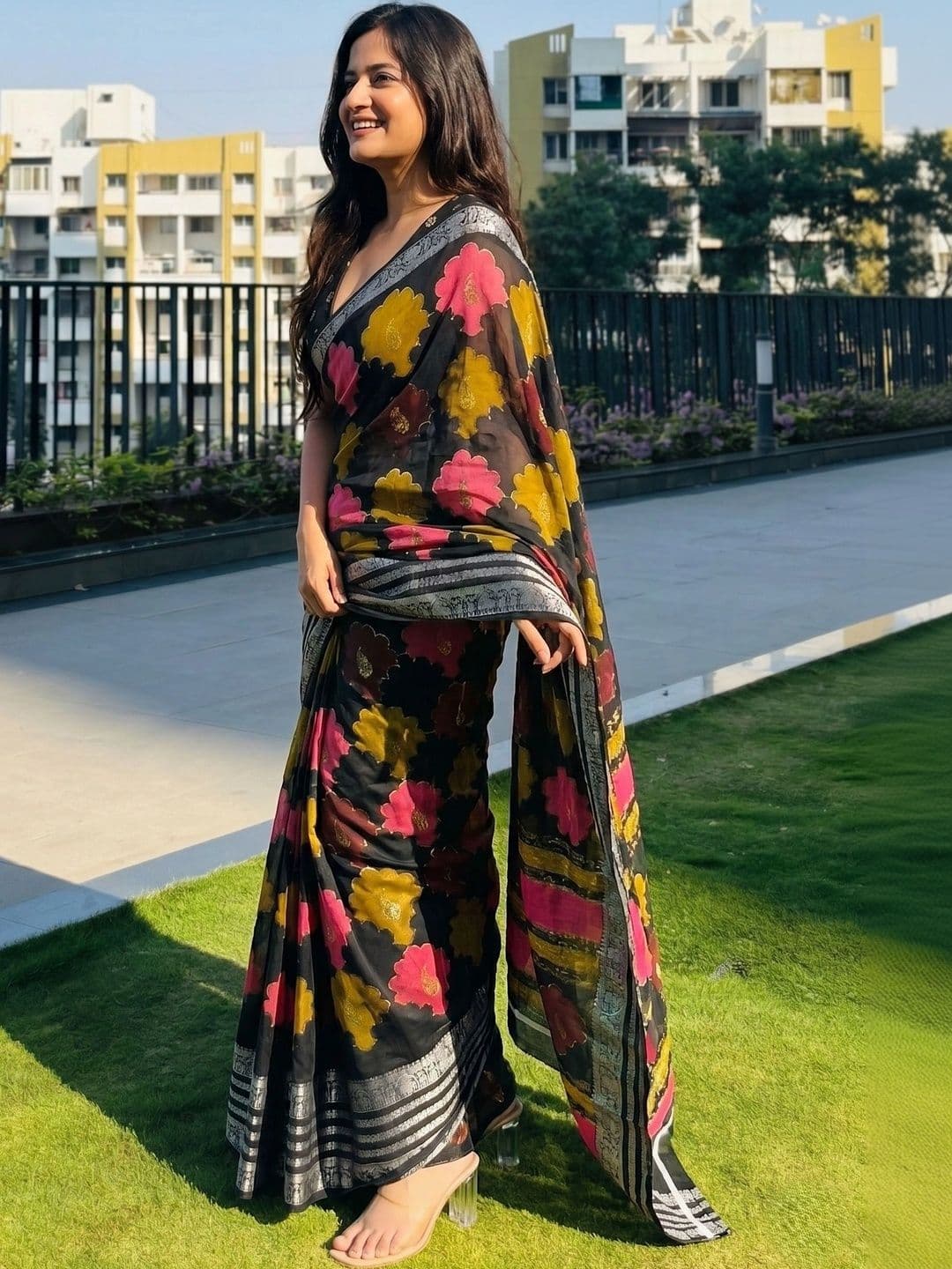 Owee Floral Zari Silk Blend Designer Saree thumbnail 4