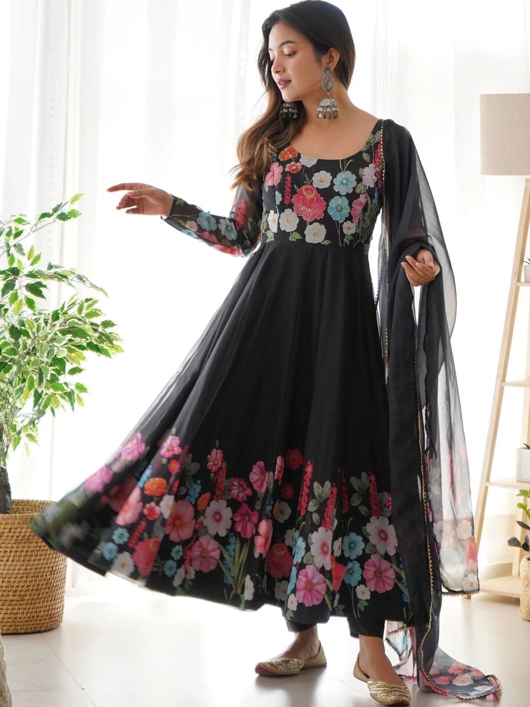 VASTRABELLA Women Floral Printed Regular Kurta with Trousers & With Dupatta thumbnail 4