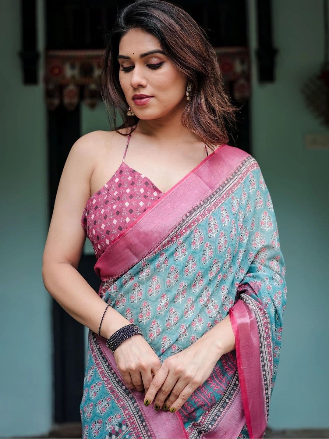 HOUSE OF PRANSHI Floral Linen Blend Jamdani Saree thumbnail 4