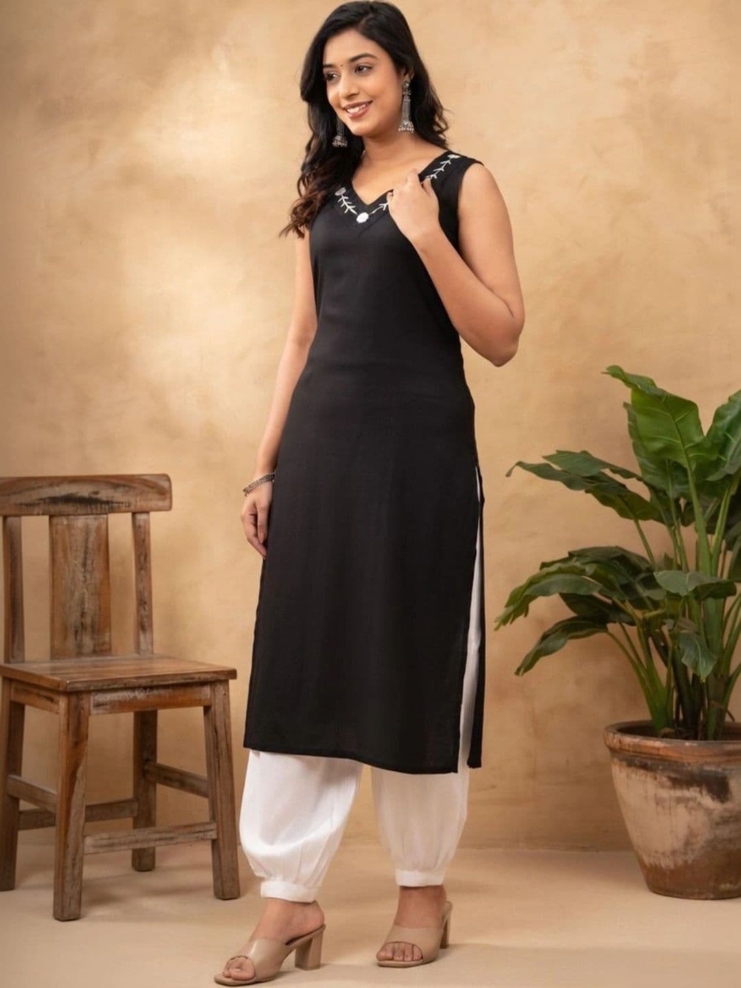SANTOLIYA Women Embellished Thread Work Kurta - view 1