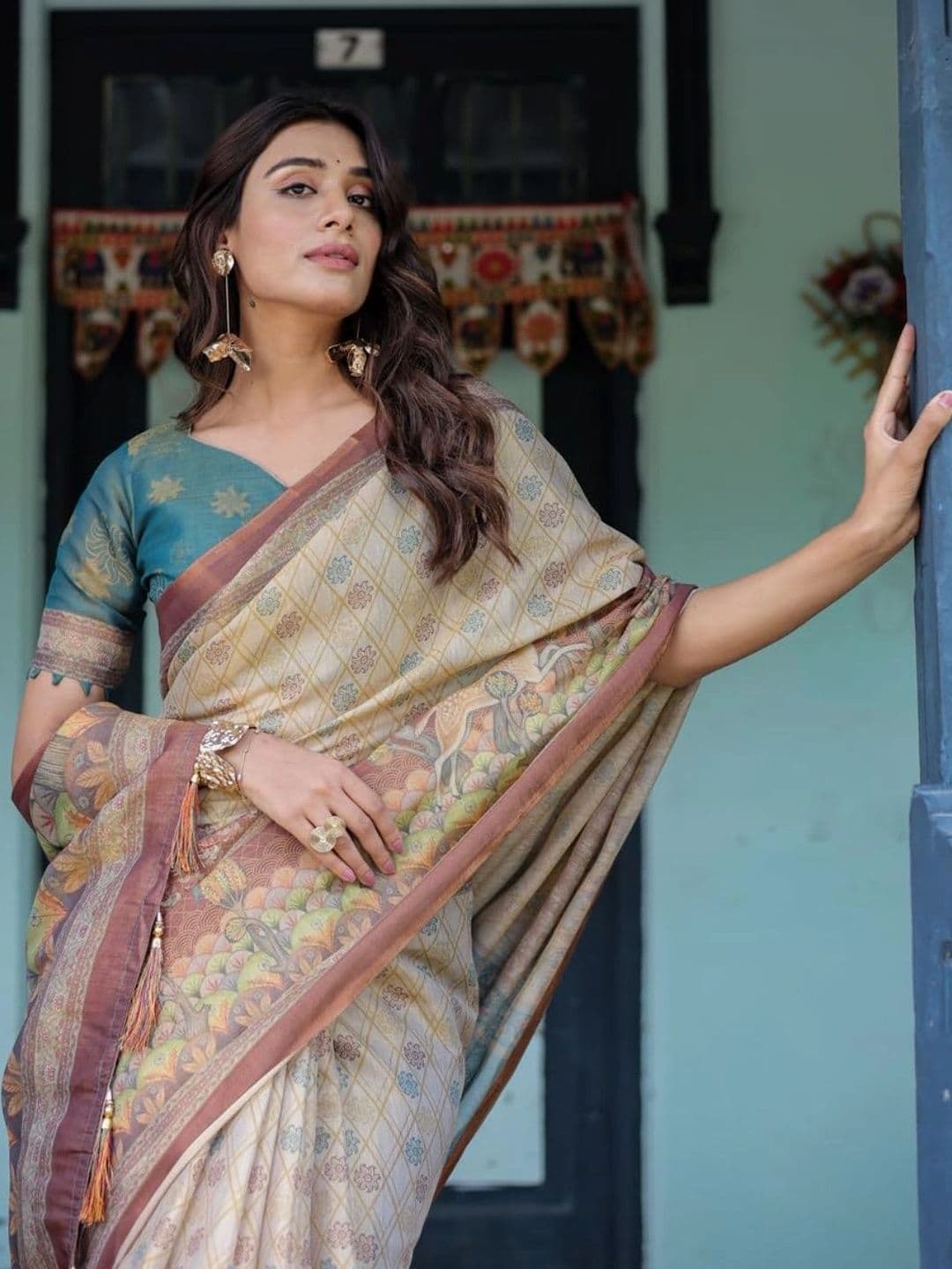 HOUSE OF PRANSHI Floral Linen Blend Jamdani Saree thumbnail 2