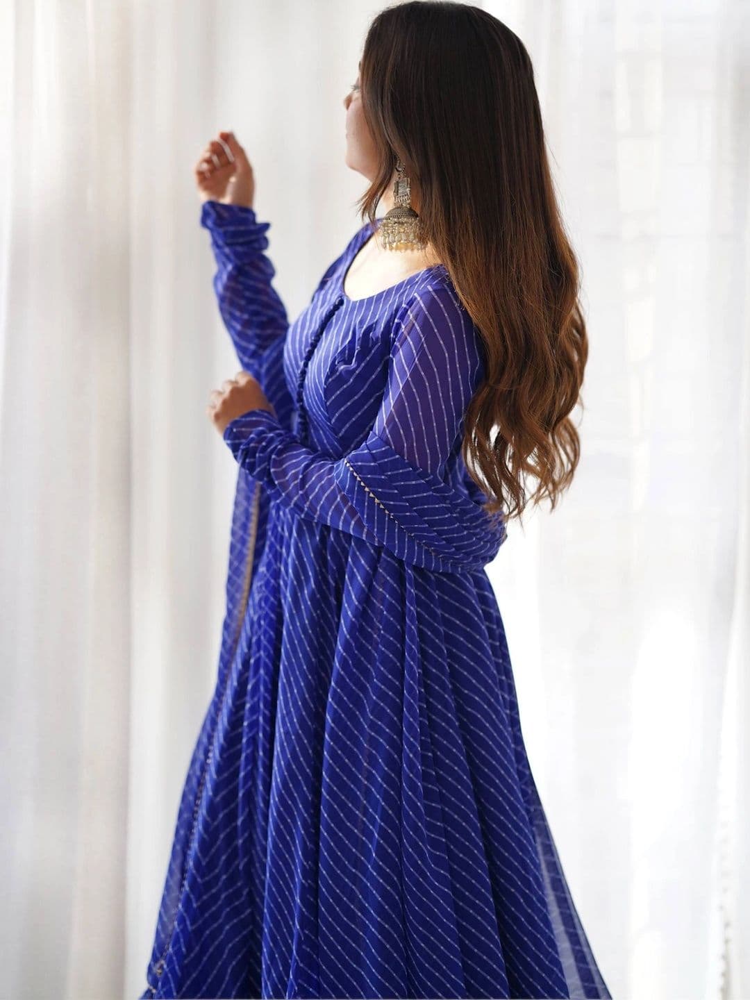 VASTRABELLA Women Leheriya Printed Regular Kurta with Trousers & With Dupatta thumbnail 5