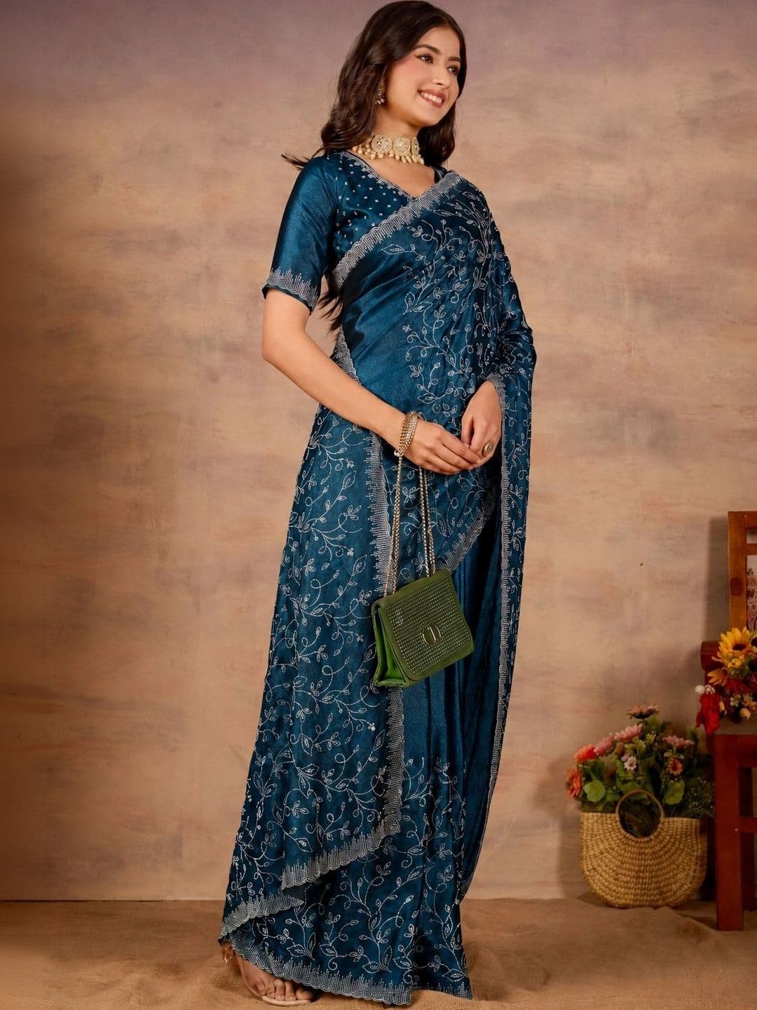 Looootnest Embroidered Pure Georgette Saree thumbnail 4