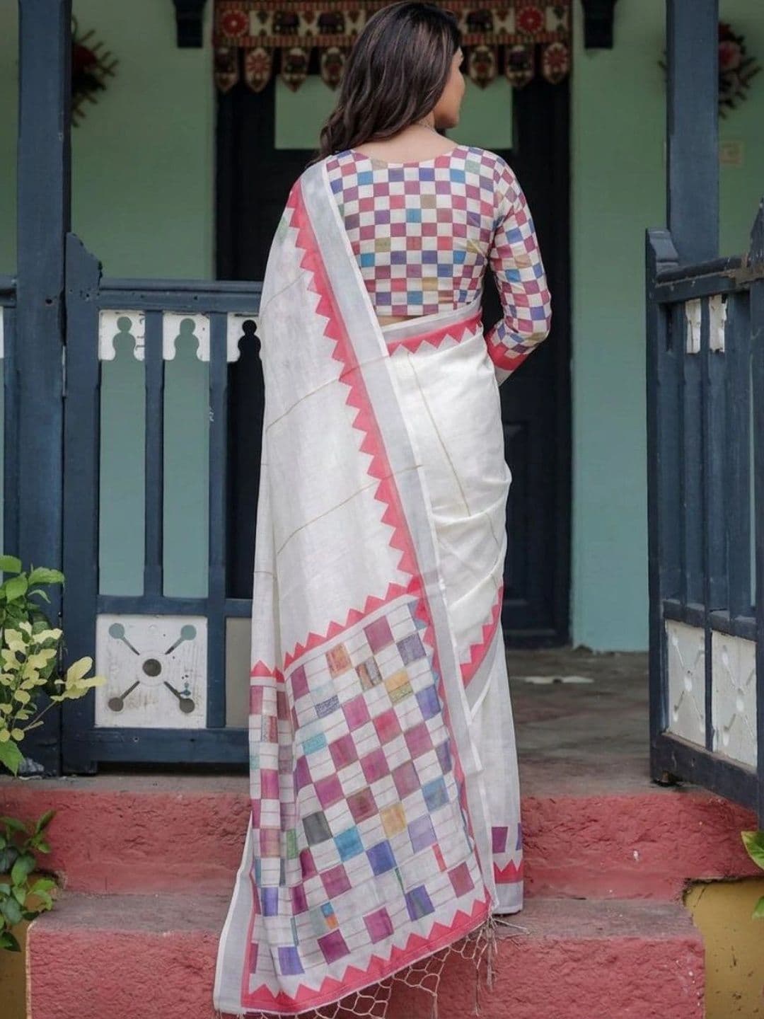 HOUSE OF PRANSHI Floral Linen Blend Jamdani Saree thumbnail 3