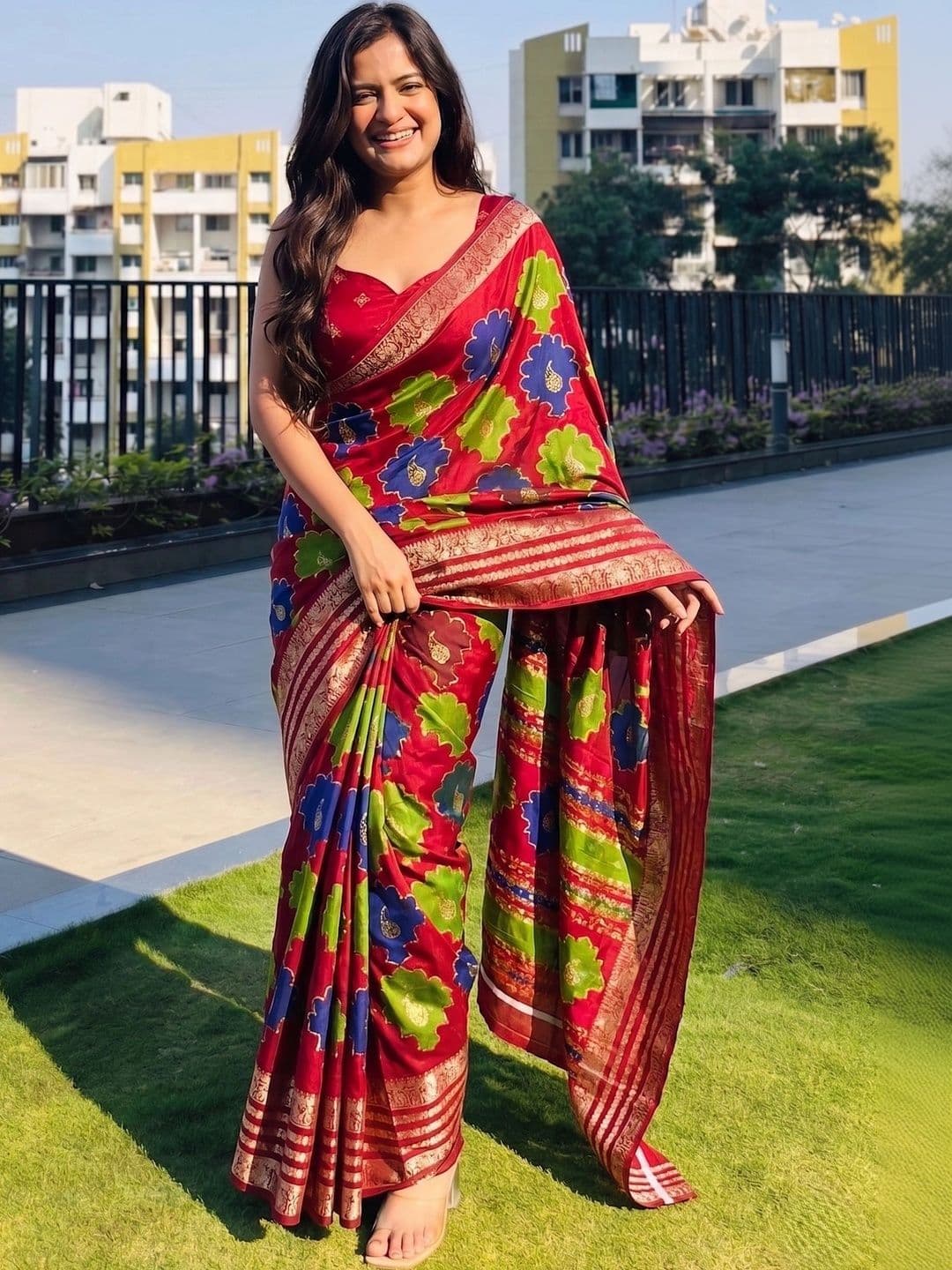 Owee Floral Zari Silk Blend Designer Saree - view 1