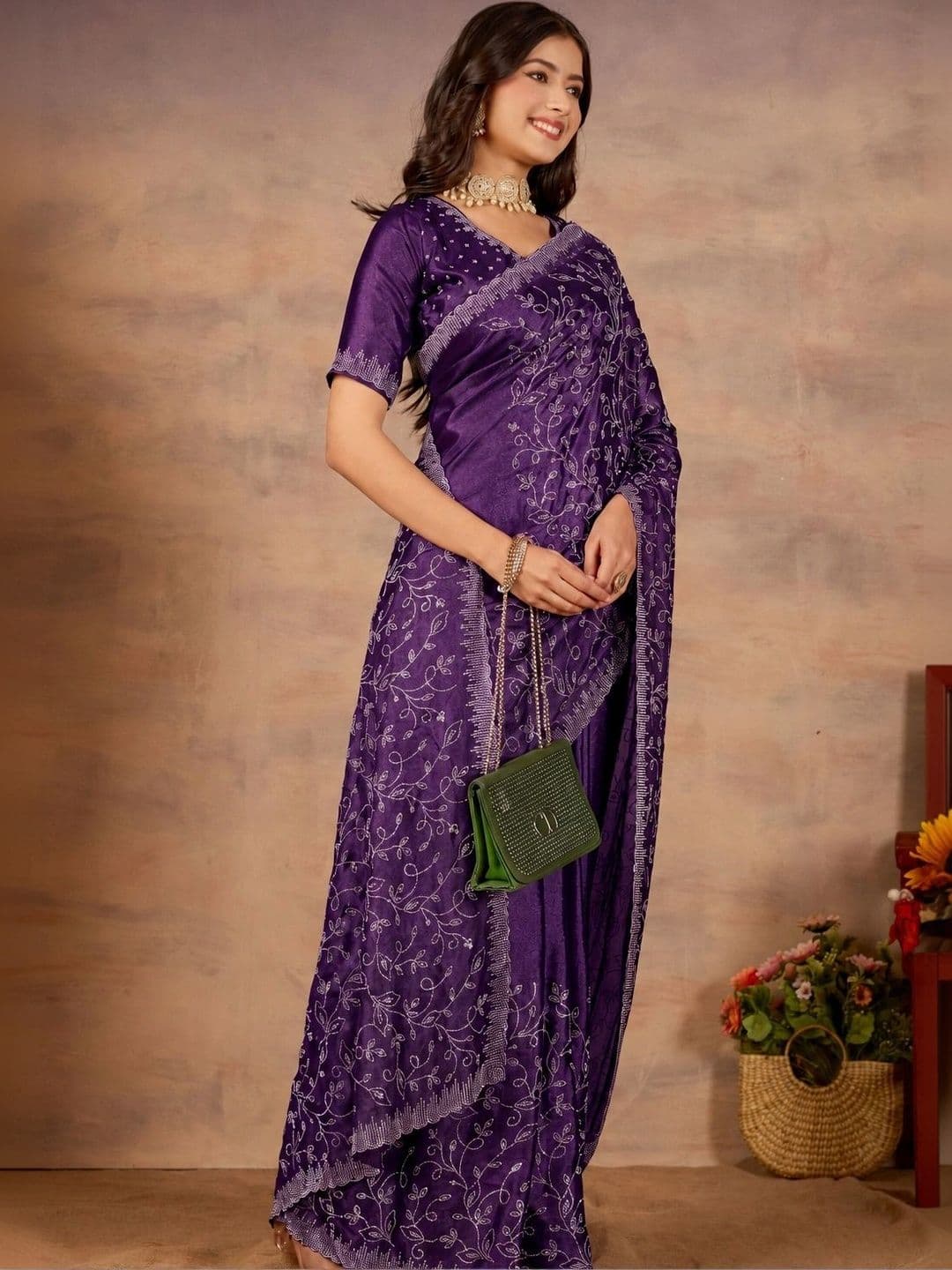 Looootnest Floral Embroidered Pure Georgette Saree thumbnail 2