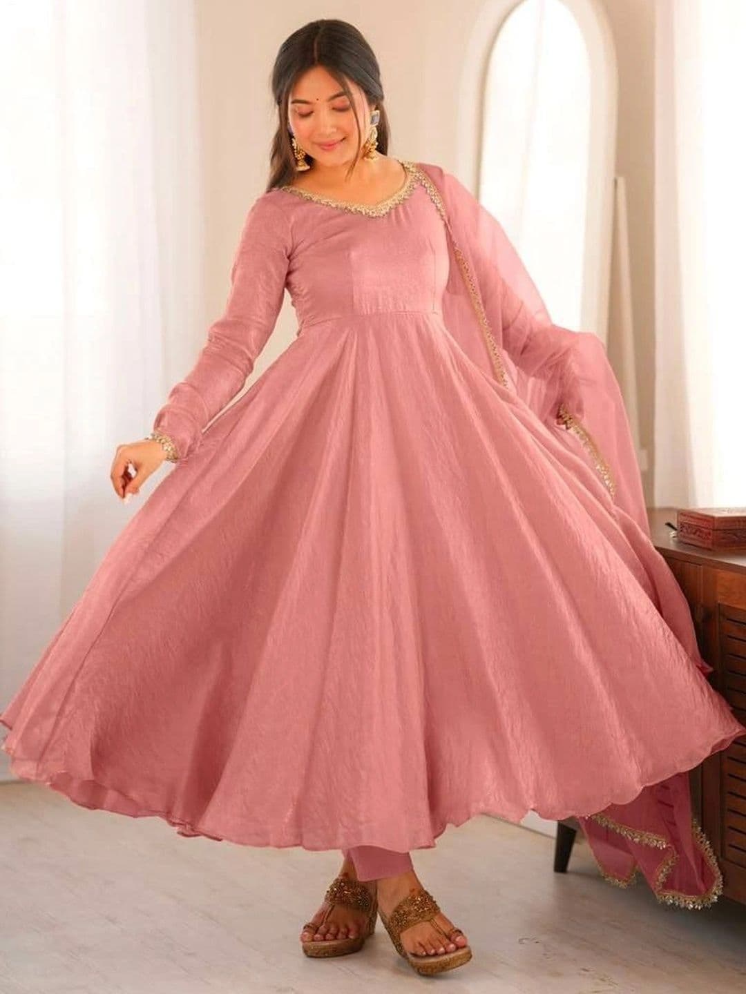 VASTRABELLA Women Regular Gotta Patti Pure Silk Kurta with Trousers & With Dupatta thumbnail 6