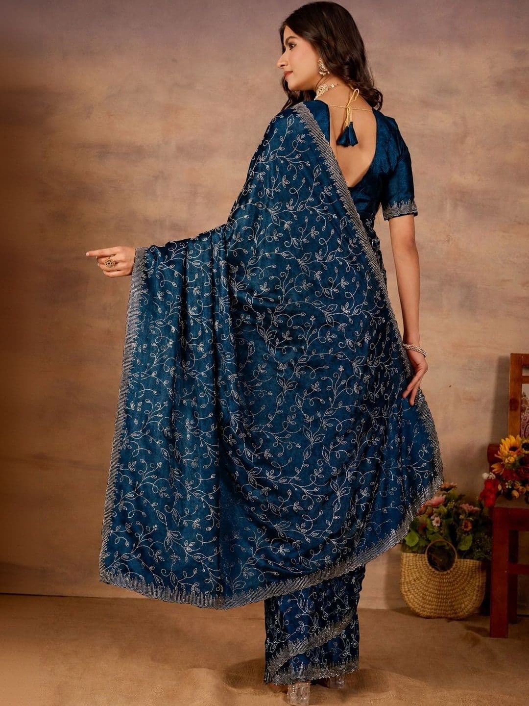 Looootnest Embroidered Pure Georgette Saree thumbnail 2