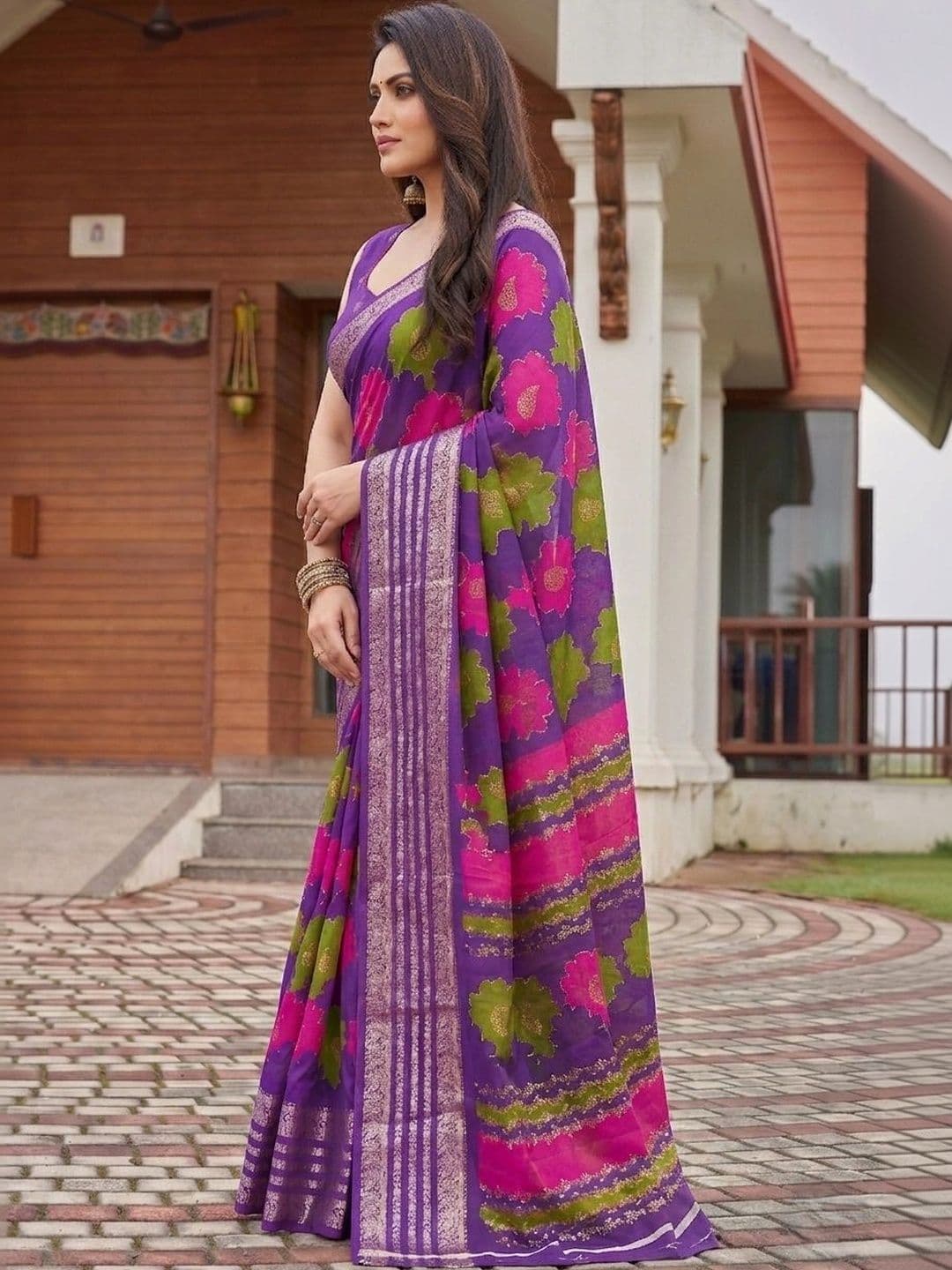 Owee Floral Zari Silk Blend Designer Saree thumbnail 3