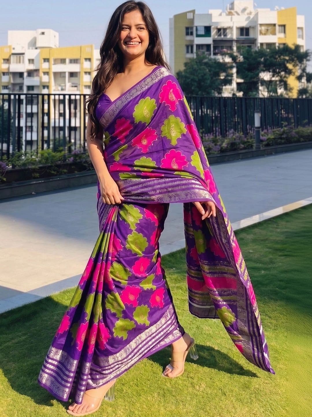 Owee Floral Zari Silk Blend Designer Saree - view 1