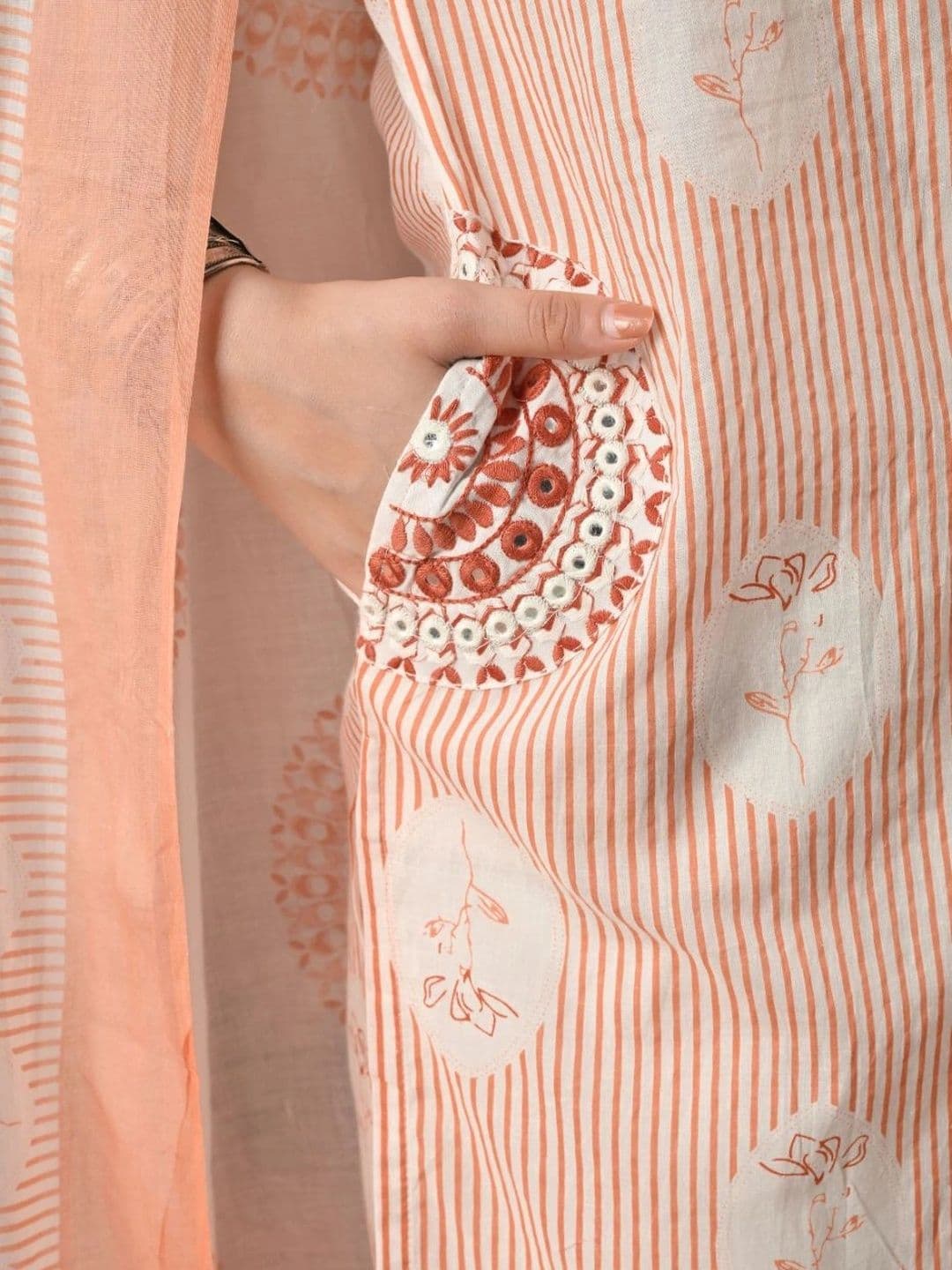 Encourage Women Printed Regular Kurta with Trousers & With Dupatta thumbnail 6