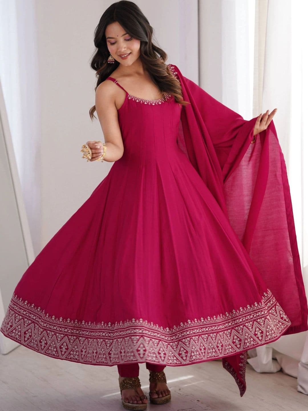 VASTRABELLA Women Ethnic Motifs Embroidered Regular Thread Work Chanderi Silk Kurta with Trousers & With thumbnail 4