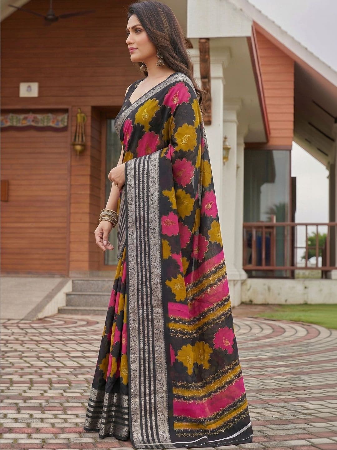 Owee Floral Zari Silk Blend Designer Saree thumbnail 5