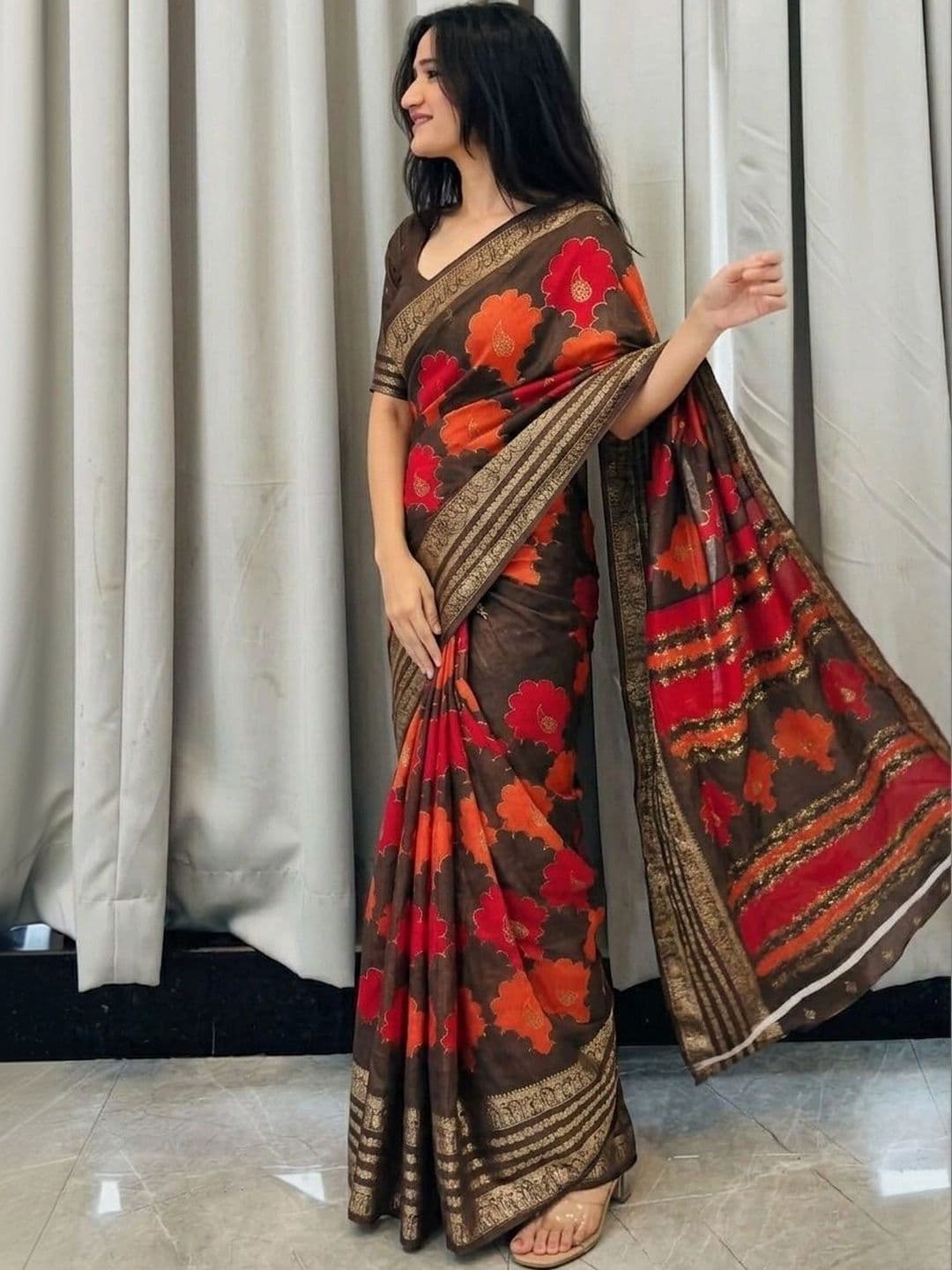 Owee Floral Zari Silk Blend Designer Saree thumbnail 3