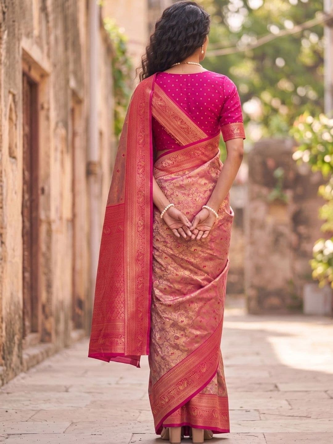 Mitera Woven Design Zari Silk Blend Banarasi Saree thumbnail 4