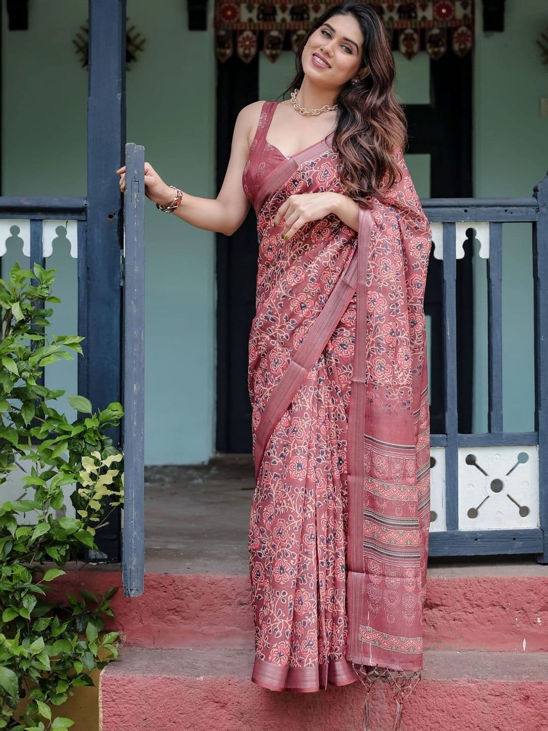 HOUSE OF PRANSHI Floral Linen Blend Jamdani Saree - view 1