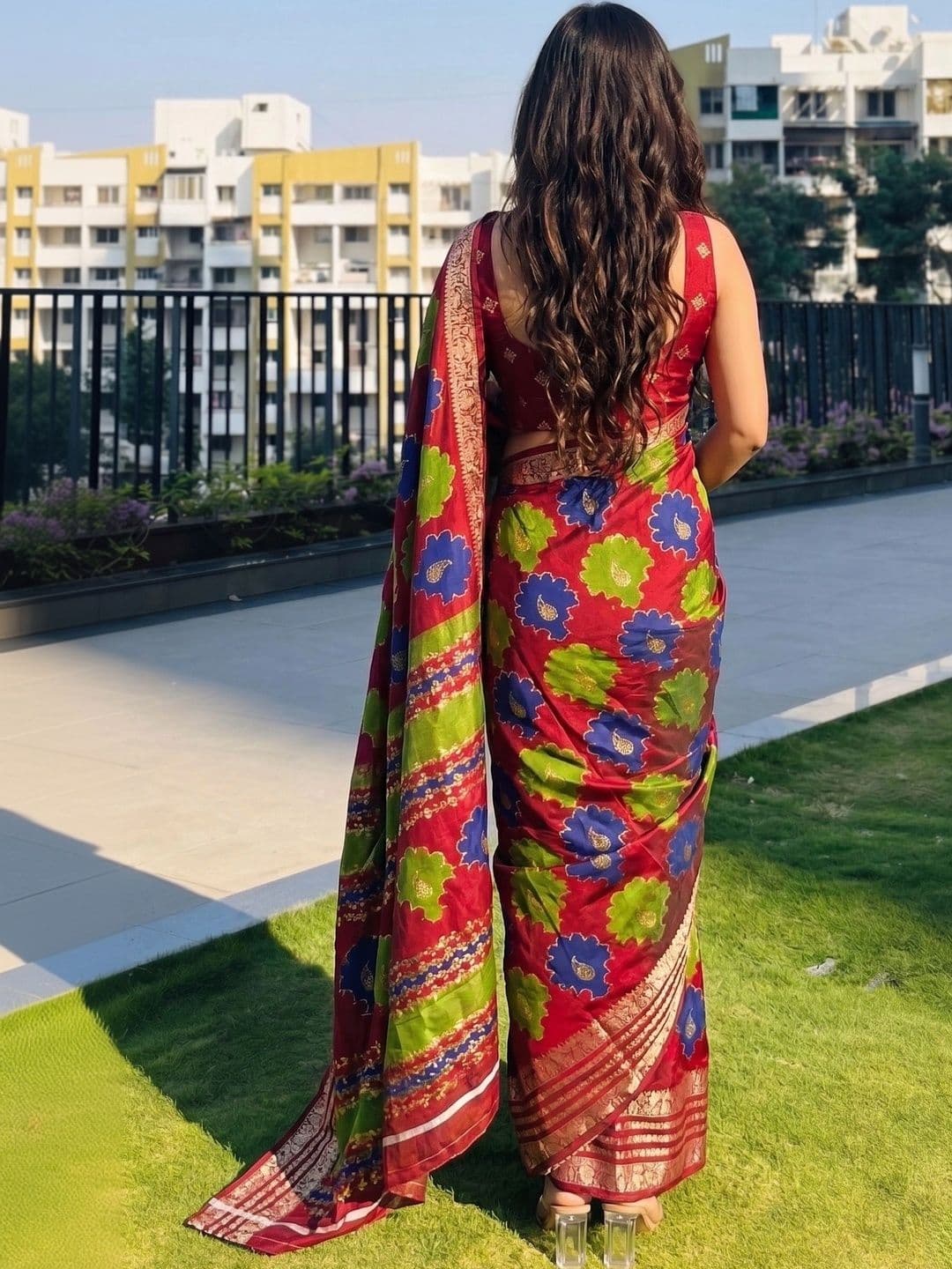 Owee Floral Zari Silk Blend Designer Saree thumbnail 3