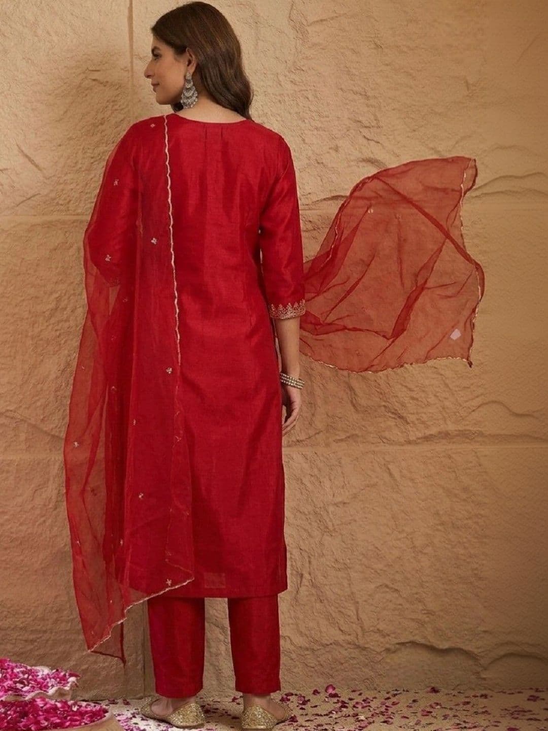 House of Pataudi Women Ethnic Motifs Embroidered Regular Thread Work Pure Silk Kurta with Trousers & With thumbnail 3