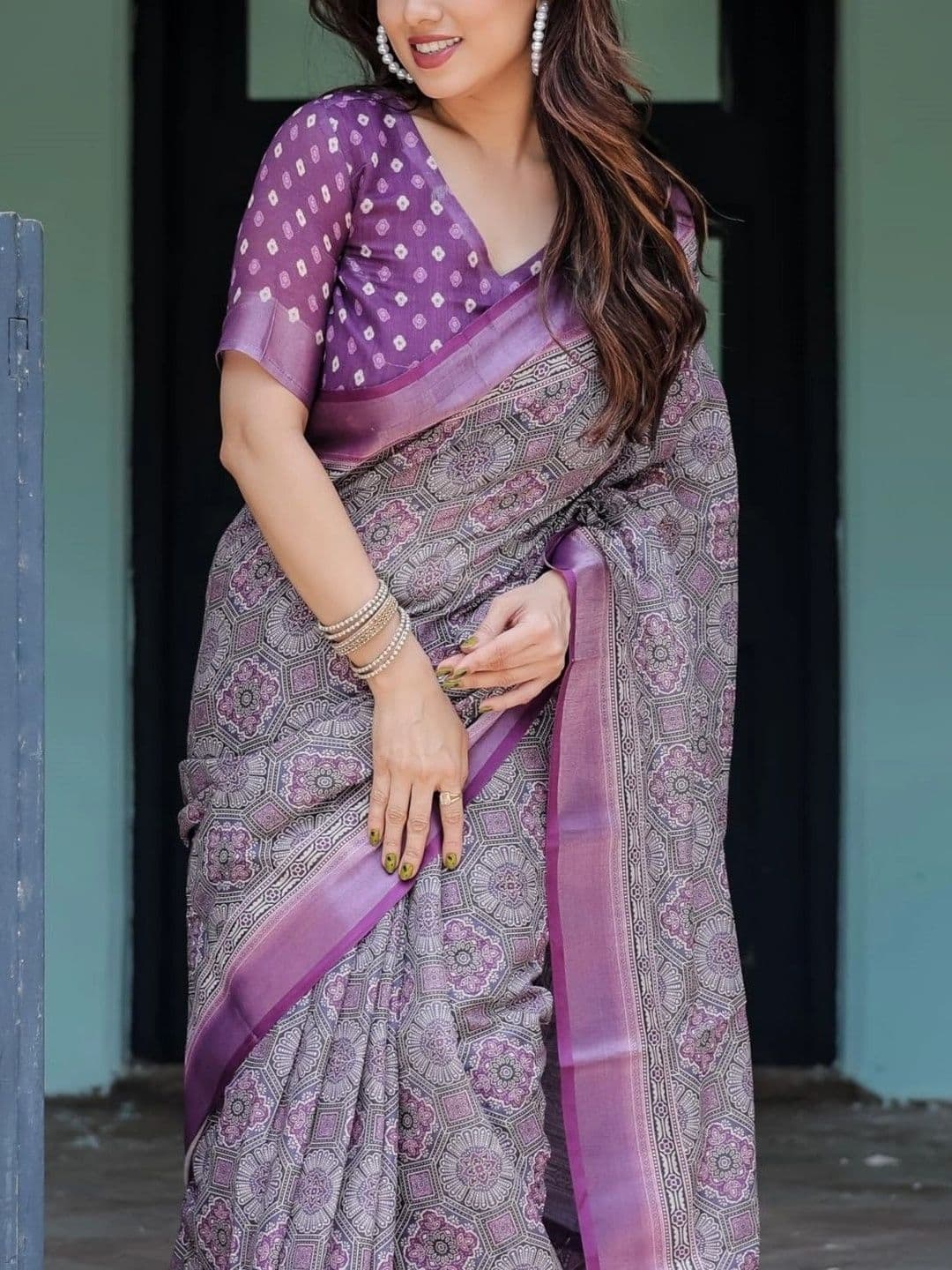 HOUSE OF PRANSHI Batik Linen Blend Jamdani Saree thumbnail 4